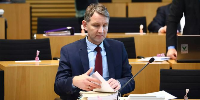 Björn Höcke (AfD) sitzt vor der Sitzung des Thüringer Landtages im Plenarsaal.