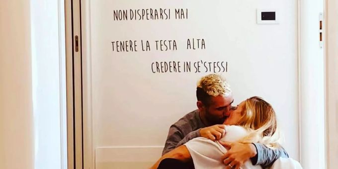 Lara Gut und Valon Behrami posieren eng umschlungen vor ihren Hausregeln. Lara Gut und Valon Behrami posieren eng umschlungen vor ihren Hausregeln.