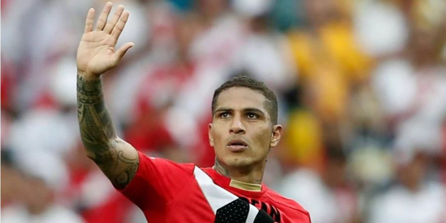 Perus Fussballprofi Paolo Guerrero winkt den Fans.