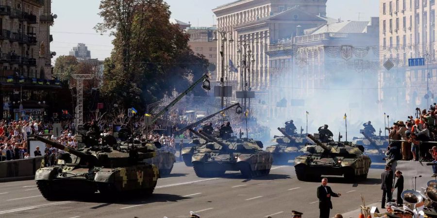 Rauch und jubelnde Menge: Ukrainische Panzer fahren im Rahmen des Unabhängigkeitstags als Teil der Militärparade durch die Strassen Kiews.