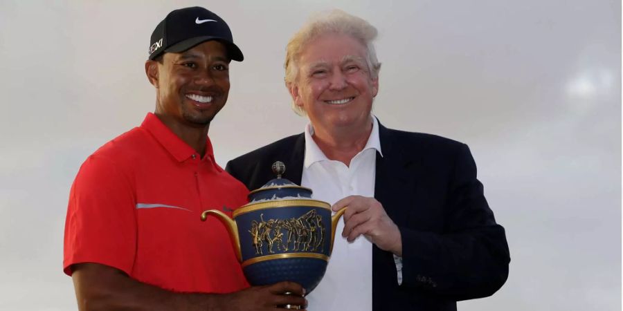 Donald Trump mit Tiger Woods und dem Gene Serazen Cup beim Cadillac Championship Golf Turnier 2013 in Doral, Florida.