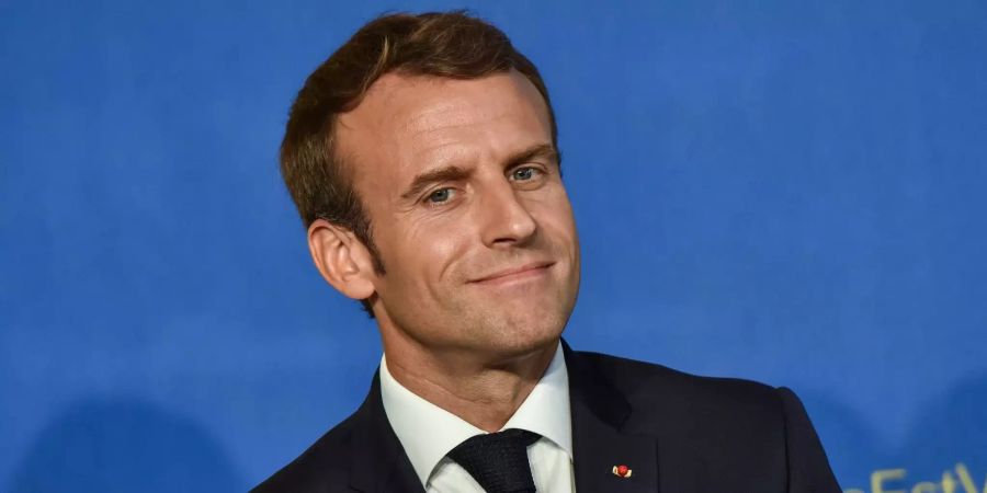 Emmanuel Macron lächelt.