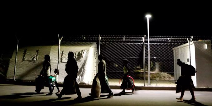 Migranten in Zypern hoffen auf ein neues Leben. Migranten laufen zum Gate der Flüchtlingsunterkunft RAF Dhekelia in Kokkinotrimithia.