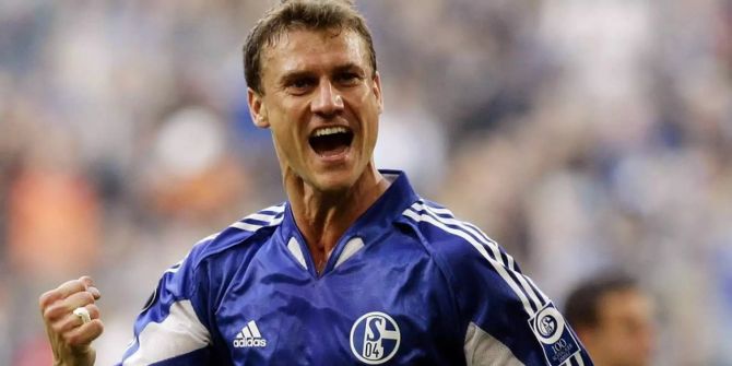 Ebbe Sand jubelt nach einem Tor für den FC Schalke 04 im Jahr 2004.
