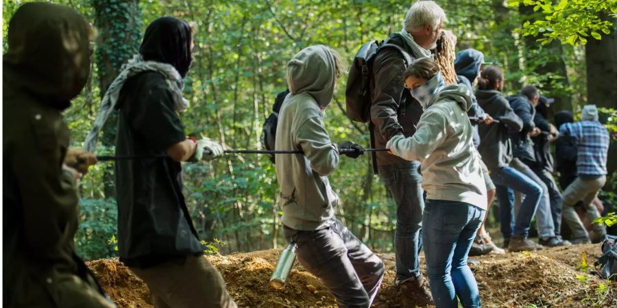 Umweltschützer Im Hambacher Forst (D) bauen einen Tripod, einen dreibeinigen Hochsitz.