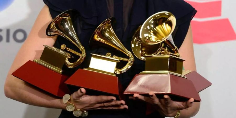 Die Grammy-Trophäen in den Händen der Popsängerin Natalia Lafourcade.