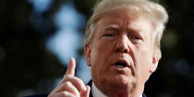Donald Trump gestikuliert mit seiner Hand.