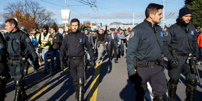 Die Demonstrationen im französischen Mantes-la-Jolie wurden auf fragwürdige Art und Weise beendet. Polizisten begleiten Schüler bei einer Demonstration im französischen Mantes-la-Jolie.