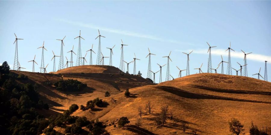 Windräder in einem Windpark.