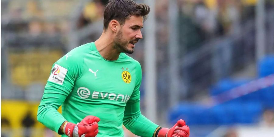 Roman Bürki ballt bei einem Heimspiel die Fäuste.