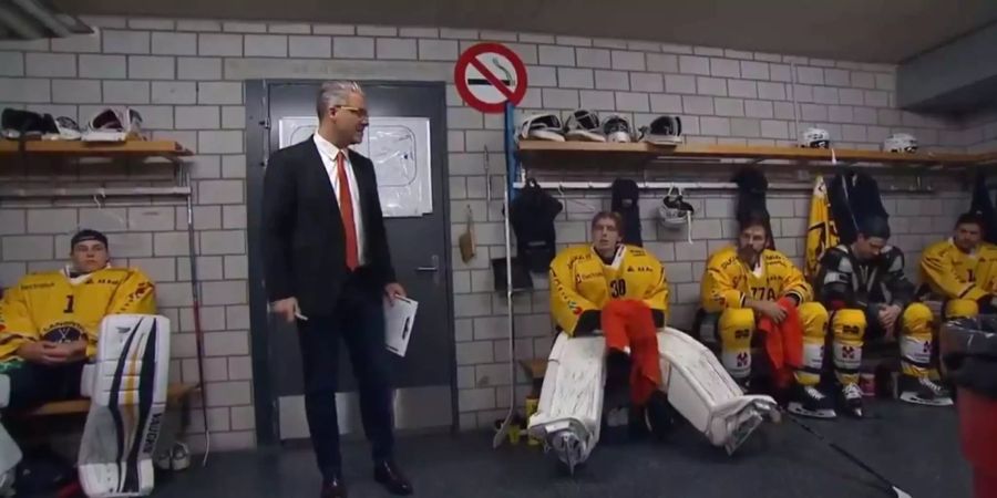 Per Hånberg hält vor den Spielern des SC Langenthal eine Ansprache.