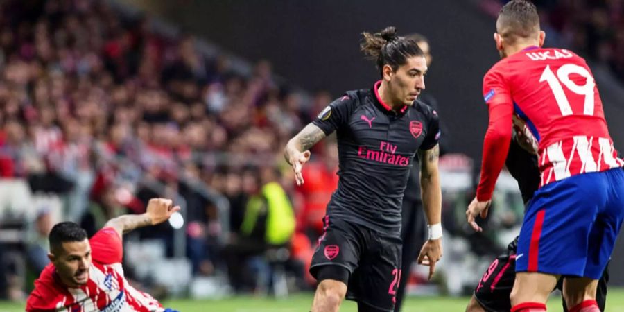 Hector Bellerín setzt sich gegen zwei Gegenspieler durch.