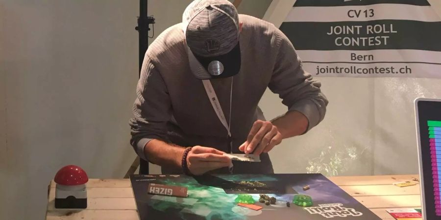 Der Joint wird mit dem CBD-Gras gefüllt.