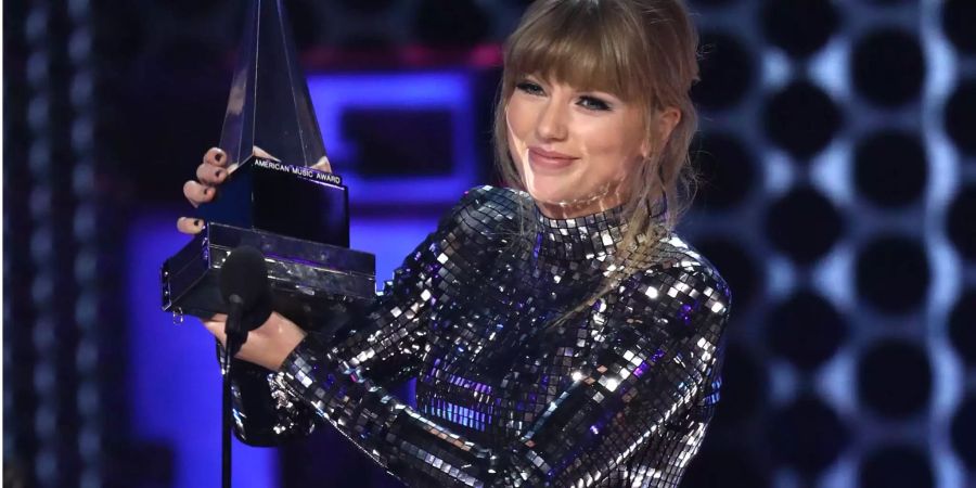 Taylor Swift nimmt während der American Music Awards 2018 im Microsoft Theater den Award als Künstlerin des Jahres (artist of the year) entgegen.