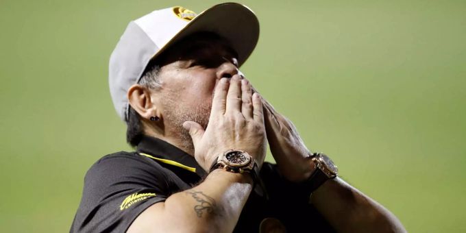 Diego Maradona, ehemaliger Fussballspieler aus Argentinien und Trainer des Clubs Dorados de Sinaloa, jubelt über den 4:1-Sieg seiner Mannschaft beim Match des Fussball-Zweitligisten Dorados gegen Cafetaleros. Diego Maradona, ehemaliger Fussballspieler aus Argentinien und Trainer des Clubs Dorados de Sinaloa, jubelt über den 4:1-Sieg seiner Mannschaft beim Match des Fussball-Zweitligisten Dorados gegen Cafetaleros.