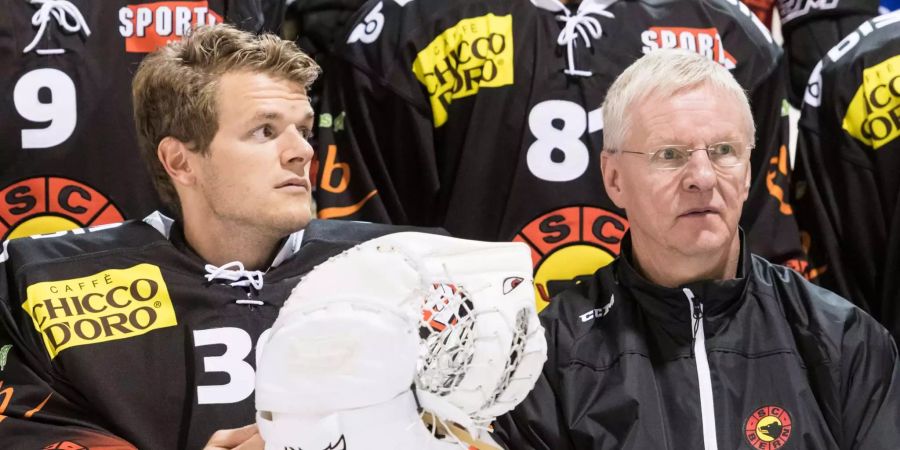 SC Bern Cheftrainer Kari Jalonen, rechts, und Goalie Leonardo Genoni sitzen beim Gruppenbild nebeneinander, am Dienstag, 14. August 2018 vor dem Training in Bern.