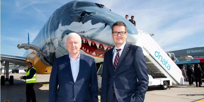 Investor Martin Ebner (l.) und Tobias Pogorevc (r.), CEO Helvetic Airlines, posieren vor dem neuen Embraer E2-190 der Helvetic Airways in Zuerich. Christoph Blocher