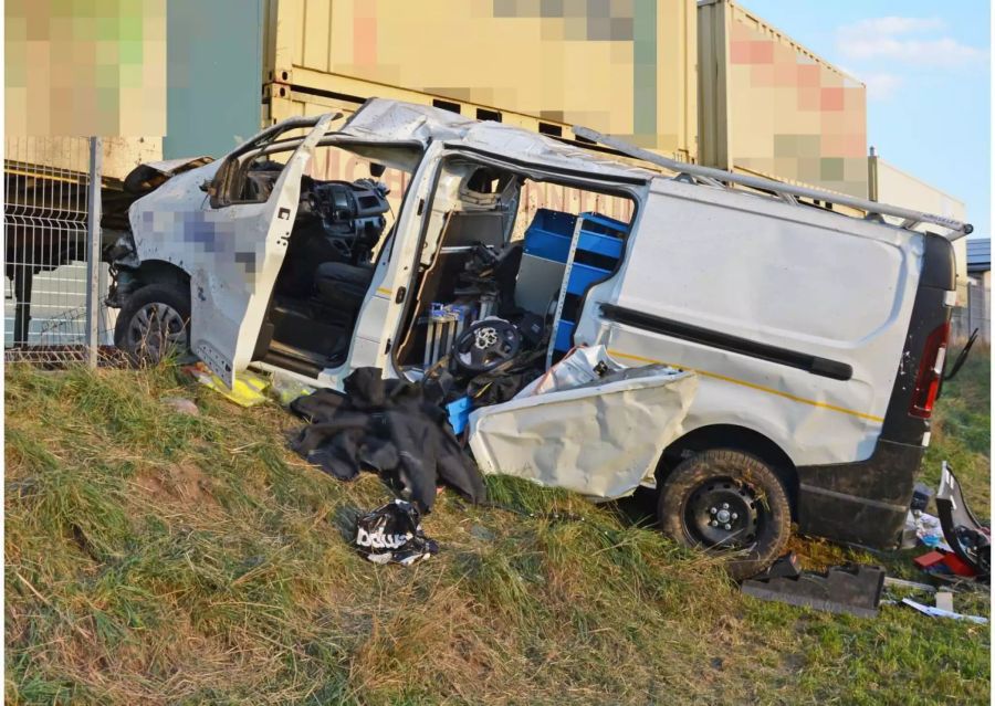 Verunfallter weisser Lieferwagen mit Totalschaden - Keystone