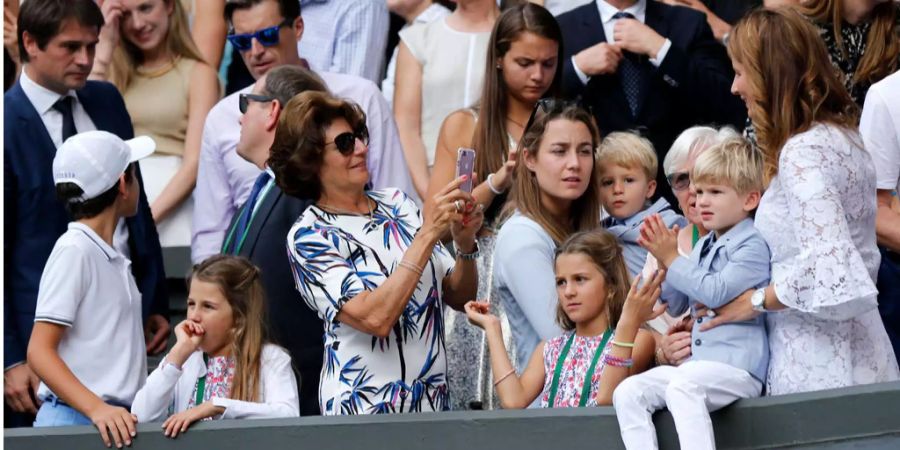 Mirka Federer mit ihren Kindern und Rogers Mutter.