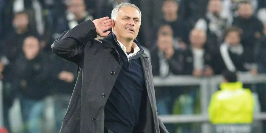 José Mourinho, Trainer von Manchester United, fasst sich nach dem Spiel ans Ohr.