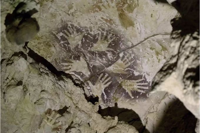 Ältestes Bild der Welt befindet sich in Höhle auf Borneo. erschiedene Zeichnungen in einer Höhle (