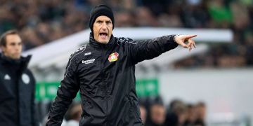 Bayer Leverkusens Trainer Heiko Herrlich gestikuliert im DFB-Pokal gegen Borussia Mönchengladbachan an der Seitenlinie.