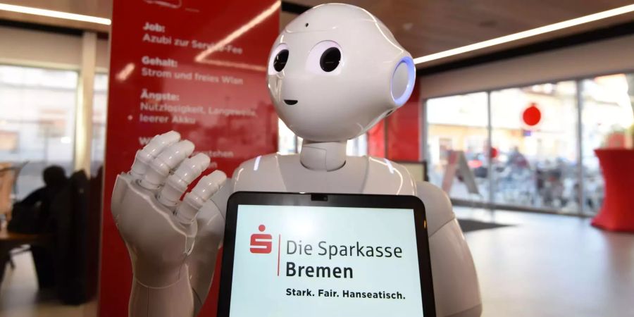 Der Roboter «Luna Pepper» steht in der Stadtteilfiliale der Sparkasse Bremen-Neustadt und hört zu was er gefragt wird.