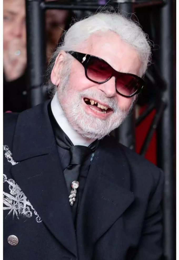 Karl Lagerfeld bricht bei der Eröffnung der Weihnachtslichter auf der Pariser Champs Elysees in Gelächter aus. Karl Lagerfeld bricht bei der Eröffnung der Weihnachtslichter auf der Pariser Champs Elysees in Gelächter aus.