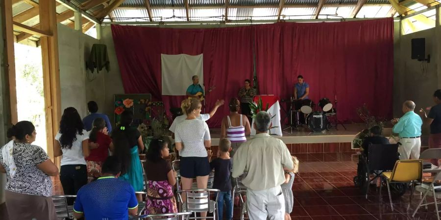 Ein Kirchenbesuch in Costa Rica - da wird gefeiert und getanzt