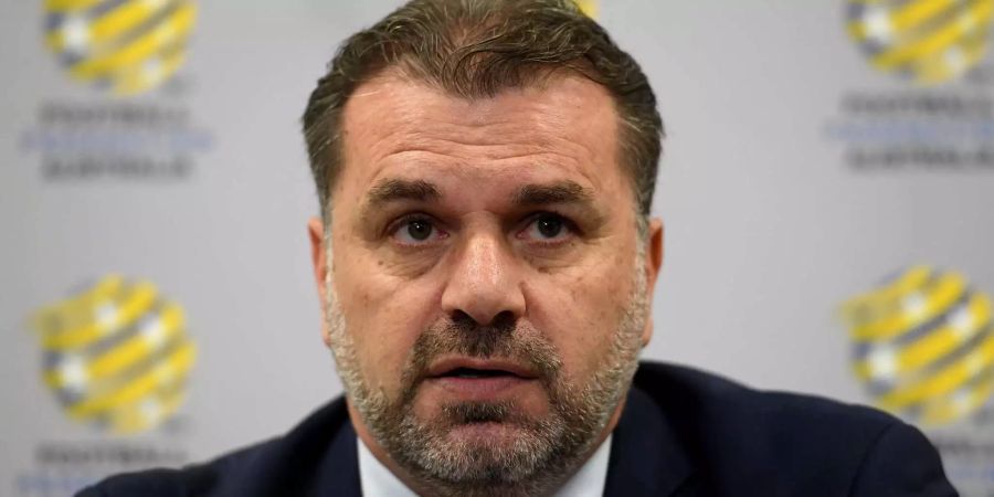 Ange Postecoglou kündigt bei einer Pressekonferenz seinen Rücktritt an.