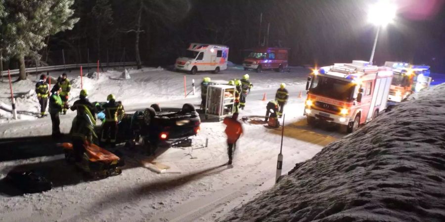 Das Auto lag nach dem Unfall auf dem Dach.