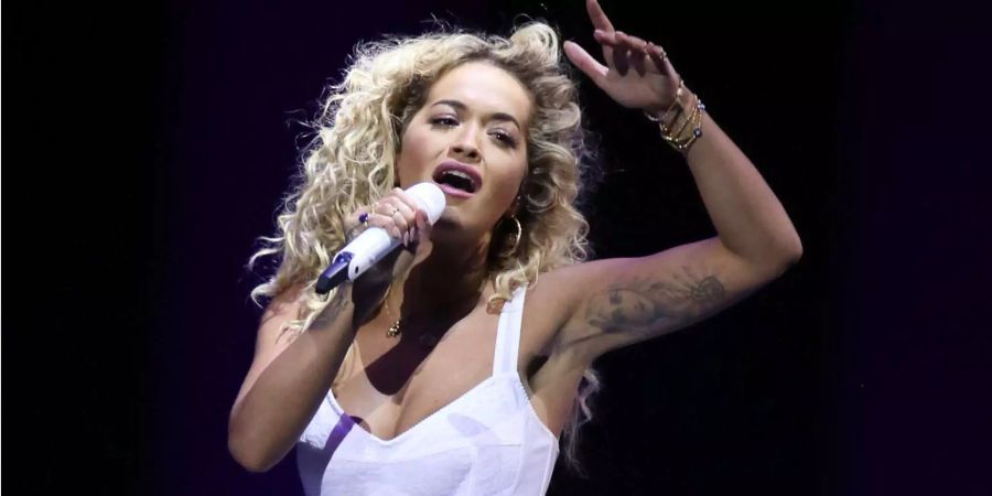 Die britische Sängerin Rita Ora sorgte für Unterhaltung an den diesjährigen Brit Awards.