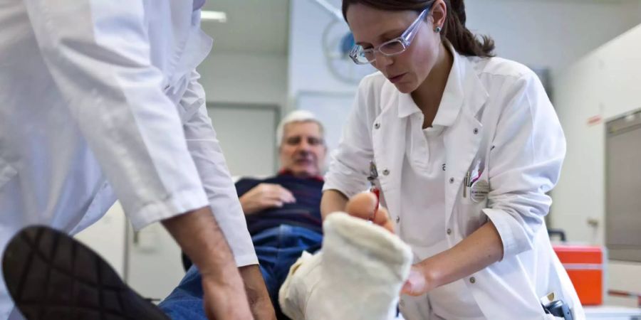 Das lernen junge Ärzte nicht mehr: Ein gebrochenes Bein wird behandelt.