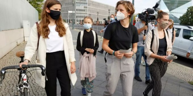 Klimaaktivistinnen rund um Greta Thunberg auf dem Weg zum Kanzleramt Greta Thunberg