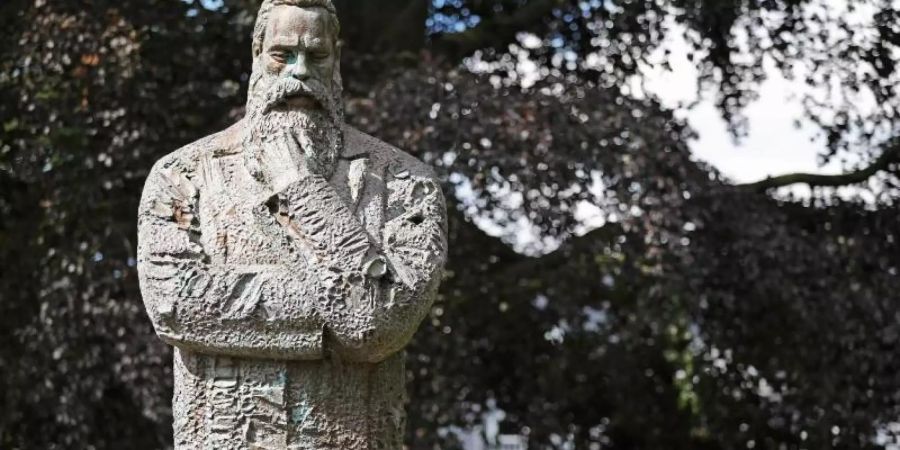 Eine Statue von Friedrich Engels in der Nähe seines Geburtshauses. Foto: Oliver Berg/dpa