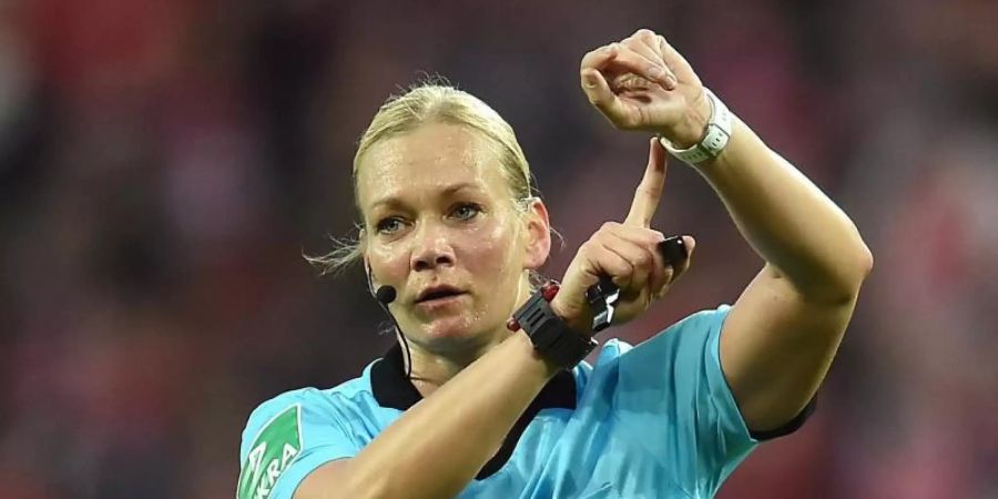 Pfeift als erste Schiedsrichterin ein Endspiel um den Supercup: Bibiana Steinhaus. Foto: Torsten Silz/dpa