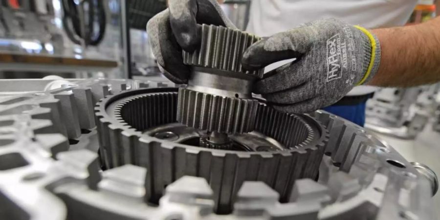 Vor allem in Ländern mit viel Metallverarbeitung, Maschinenbau wird mehr Kurzarbeit gefahren als anderswo. Foto: Felix Kästle/dpa