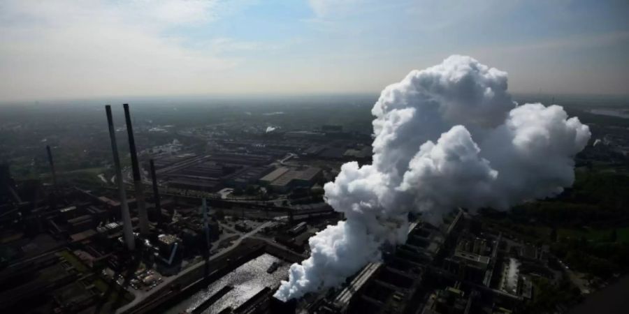 Blick auf Industrieanlagen  in Duisburg