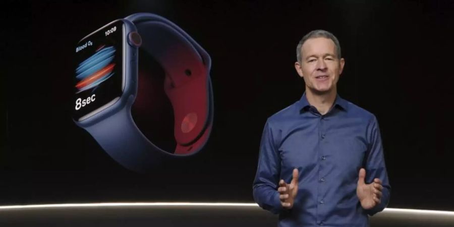 Jeff Williams, Chief Operating Officer von Apple, stellt die Apple Watch Series 6 vor. Foto: Apple/Apple via AP/dpa