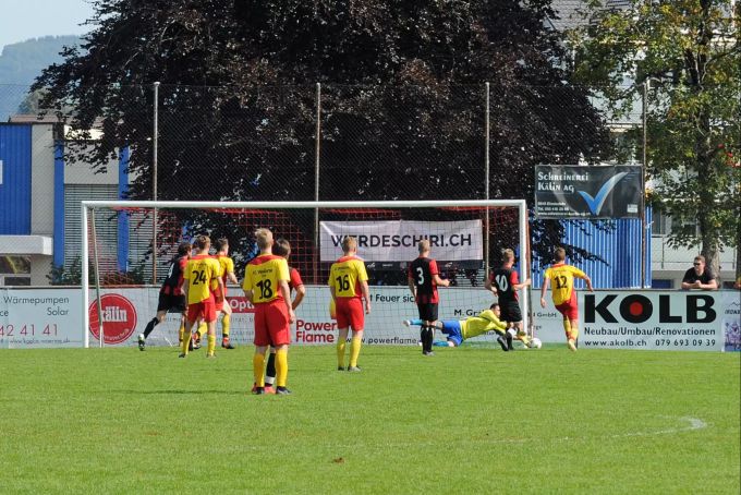 Rakic hält den von Schelling getretenen Elfmeter. FC Einsiedeln