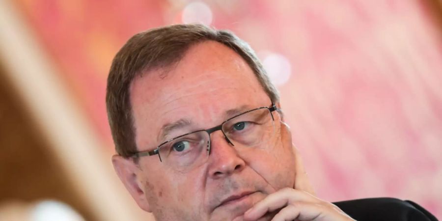 Georg Bätzing, Bischof von Limburg und Vorsitzender der Deutschen Bischofskonferenz, nimmt an der Herbstvollversammlung der Deutschen Bischofskonferenz im Stadtschloss teil. Die deutschen Bischöfe treffen sich traditionell im September am Grab des heiligen Bonifatius in der osthessischen Domstadt. Foto: Arne Dedert/dpa