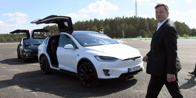 Elon Musk hat angekündigt in Zukunft den Telsa billiger bauen zu wollen. Elon Musk Tesla