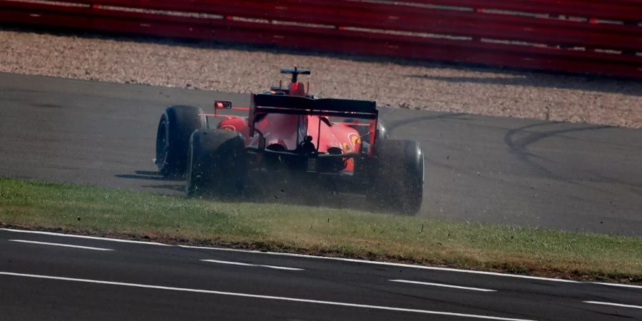 Sebastian Vettel dreht sich beim GP in Silverstone schon in der ersten Runde und kommt von der Strecke.