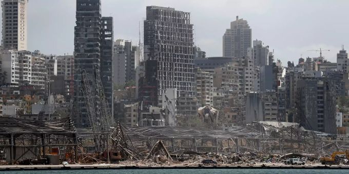 Blick auf das zerstörte Hafenlager und die beschädigten Gebäude in der Nähe des Hafens, an dem sich am 04.08.2020 eine schwere Explosion ereignete. Nach der schweren Explosion in Beirut