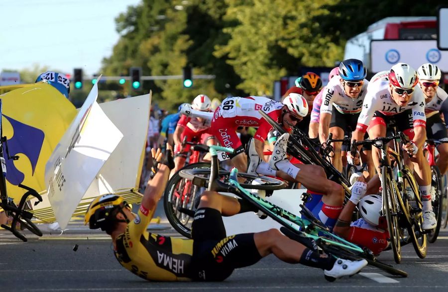 Dylan Groenewegen liegt auf dem Boden.