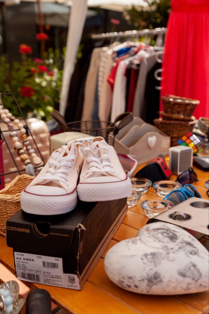 Ob Schuhe oder Geschirr, man findet alles am Flohmarkt