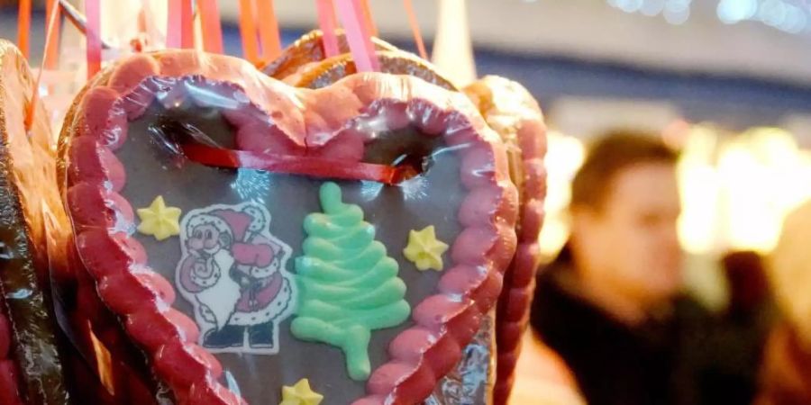 Würstchenbuden, Glühweinduft und Krippenspiele - trotz der Corona-Krise sollen Weihnachtsmärkte in diesem Jahr stattfinden. Wenn auch unter anderen Bedingungen als in den Vorjahren. Foto: David Schwarz/dpa/Archiv