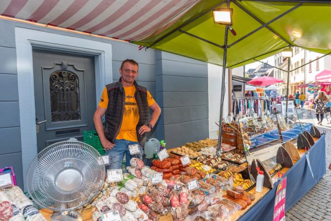 Leszek èyzik mag am liebsten Salami, hält aber auch rezenten Käse und feine Desserts feil.