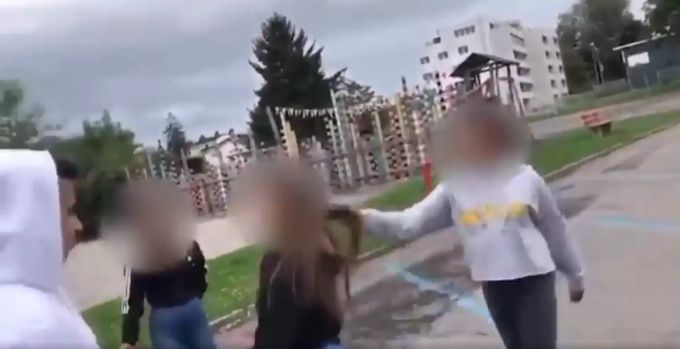 Haare ziehen, beschimpfen, schubsen: Ein Video zeigt, wie eine Mädchengang die Umgebung in Menziken AG terrorisiert. Menziken AG