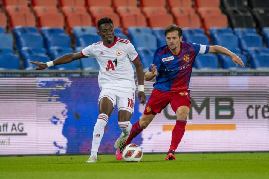 Valentin Stocker vom FC Basel im Duell mit Sofias Bradley Mazikou.